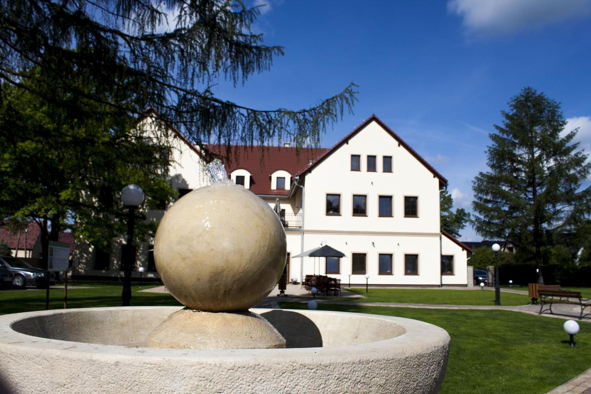 Hotel Modrzewiowy Dwor Gliwice Buitenkant foto