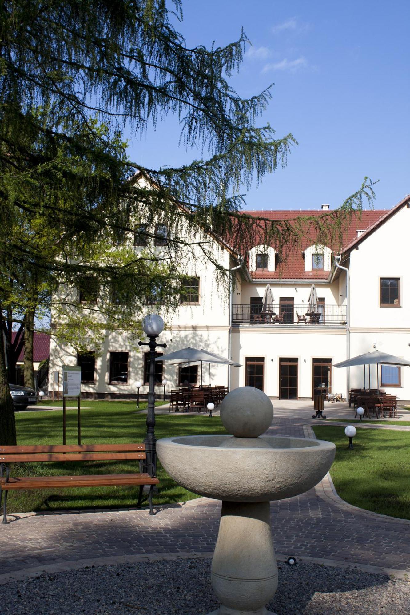 Hotel Modrzewiowy Dwor Gliwice Buitenkant foto