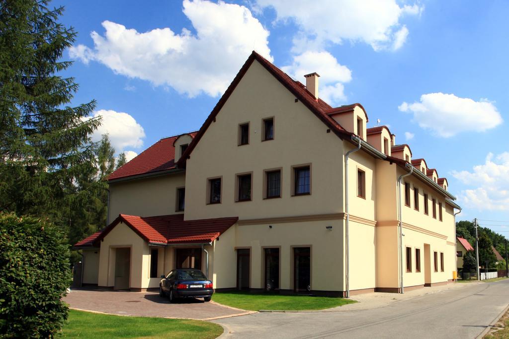 Hotel Modrzewiowy Dwor Gliwice Buitenkant foto