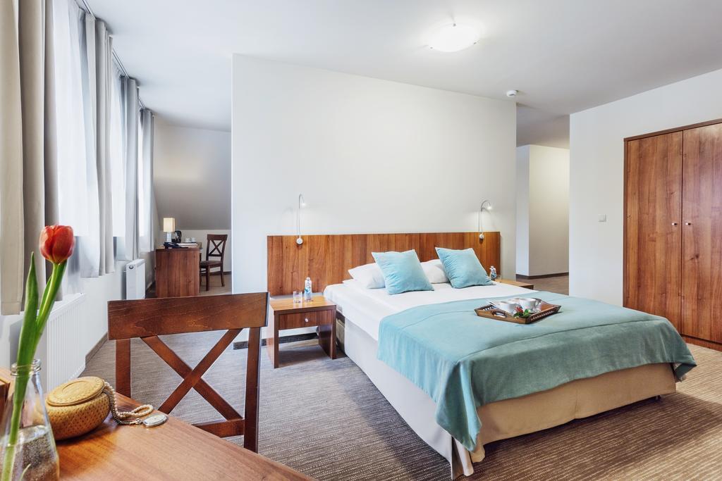 Hotel Modrzewiowy Dwor Gliwice Buitenkant foto