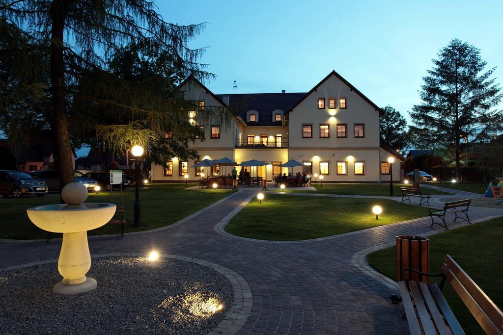 Hotel Modrzewiowy Dwor Gliwice Buitenkant foto